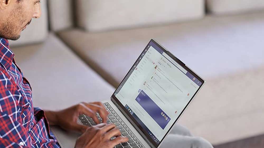 Muž pracující na Lenovo ThinkBook 16_03