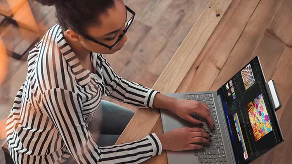 Žena s Lenovo ThinkBook 16_04