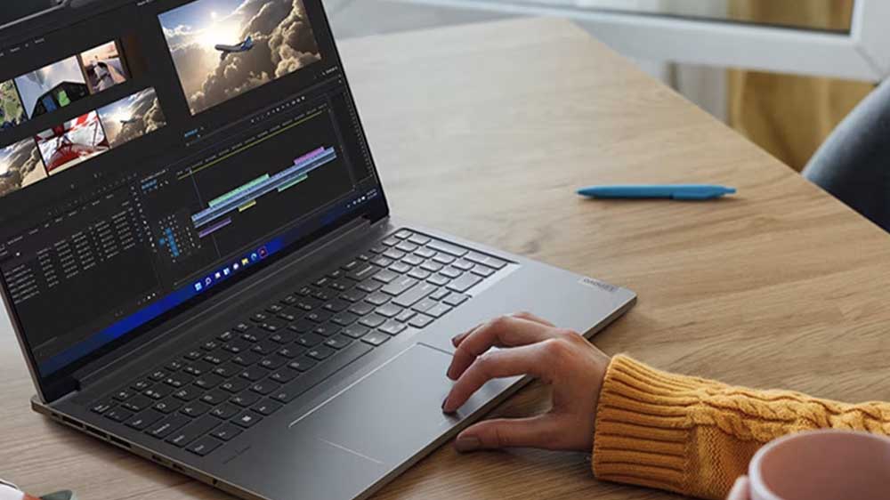 Žena s Lenovo ThinkBook 16_05