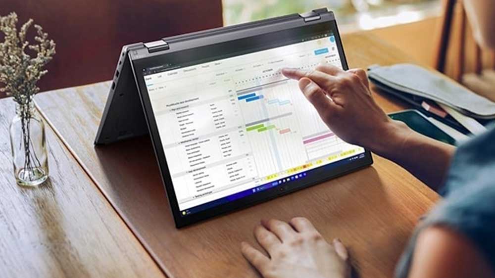 Práce na notebooku Lenovo ThinkPad L13 2-in-1 Gen 5_03