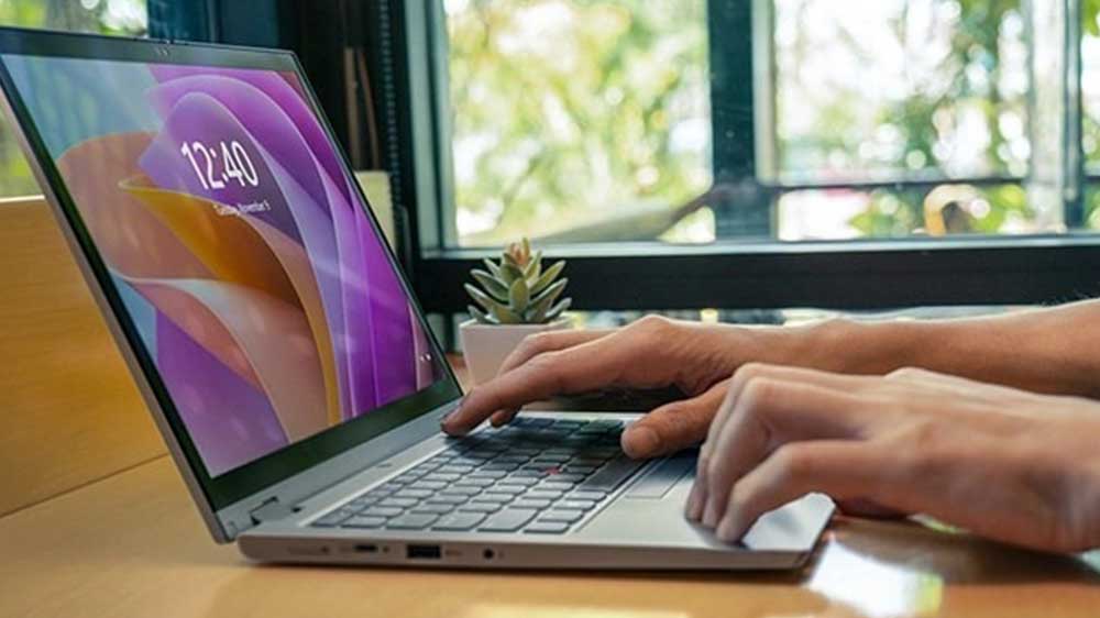 Práce na notebooku Lenovo ThinkPad L13 2-in-1 Gen 5_05