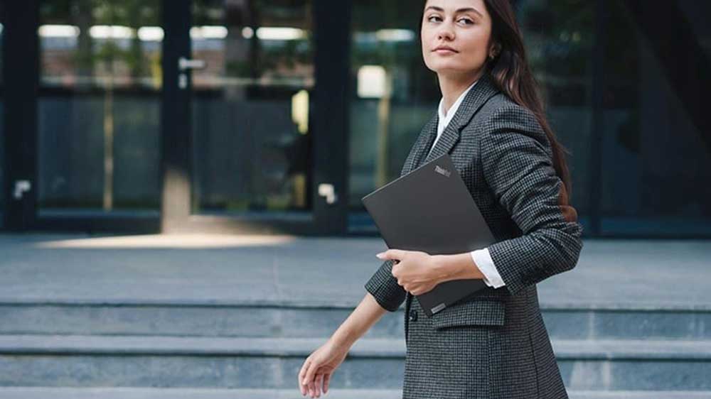 Žena s notebookem Lenovo ThinkPad L13 Gen 5_04