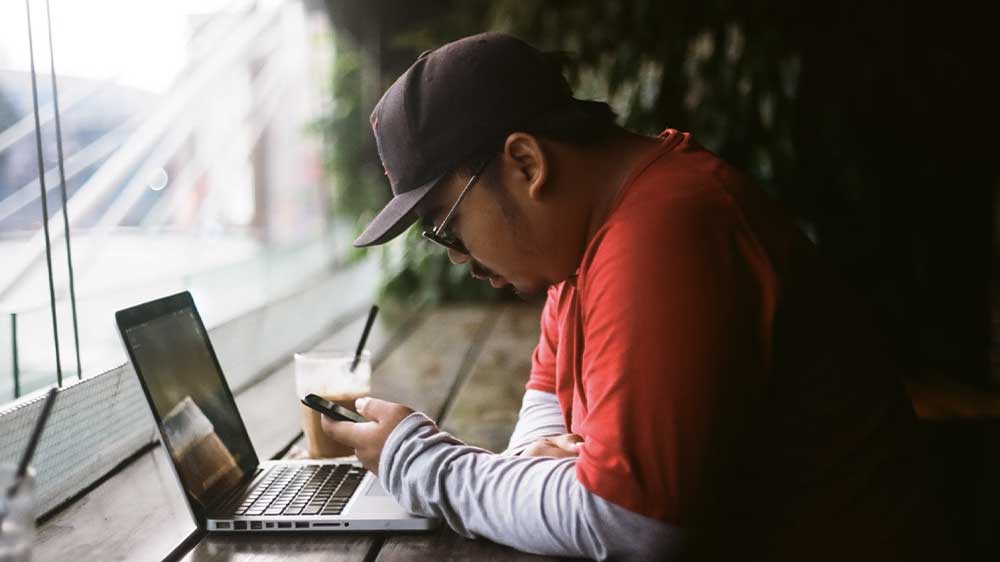 Muž v kavárně s Lenovo ThinkPad L14_05