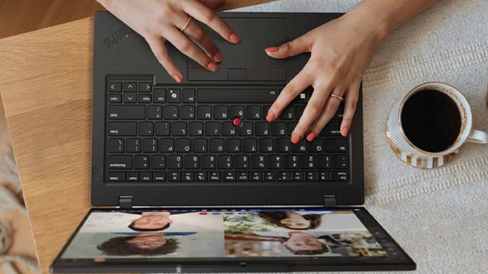 Stůl s Lenovo ThinkPad L14_02