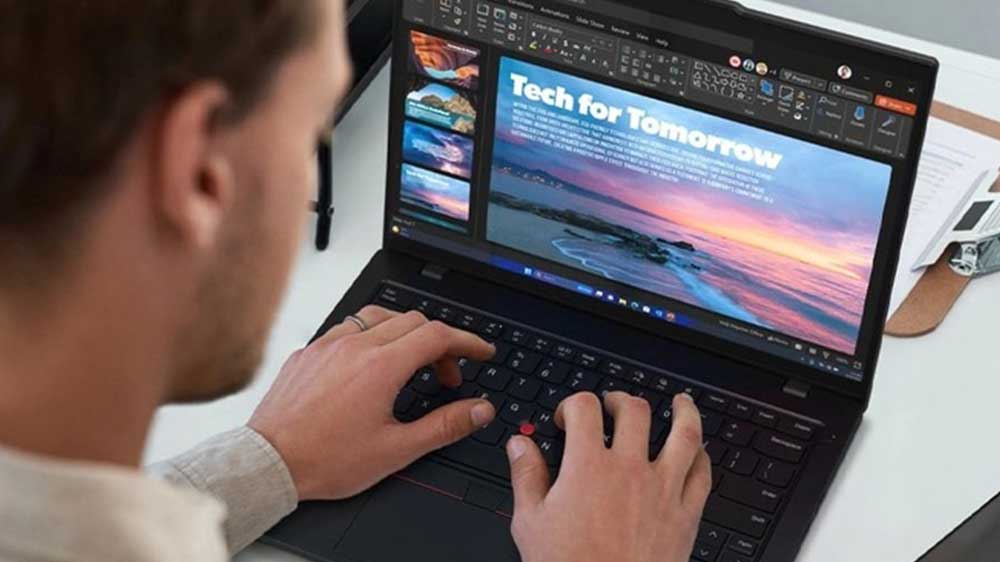 Muž pracující na Lenovo ThinkPad L14_04