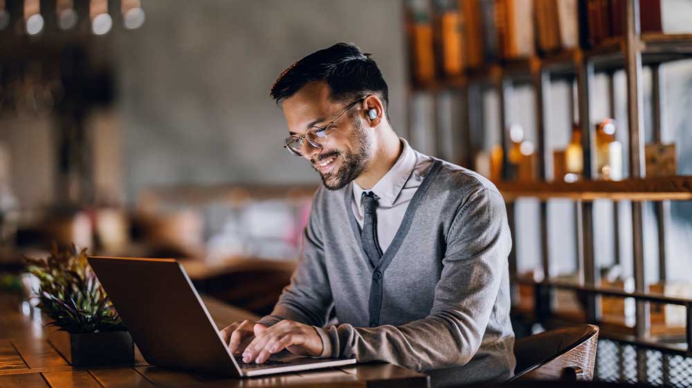 Muž pracuje na notebooku v kavárně_02
