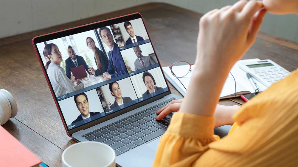 Žena má na notebooku videocall s kolegy_04