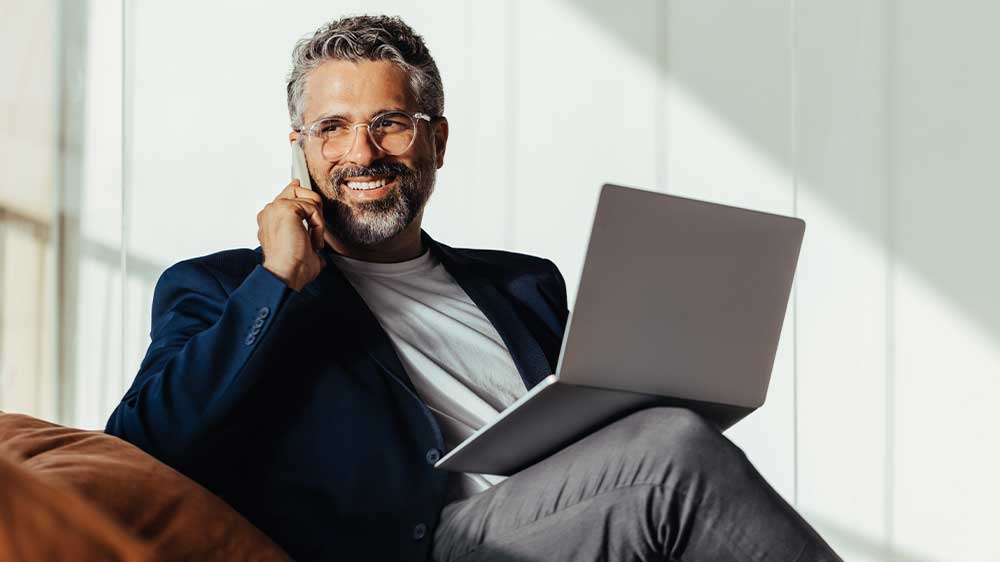 Muž sedící na gauči s notebookem_04