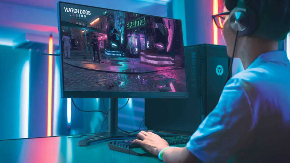 Osoba hrající na počítači Lenovo Legion T5_03