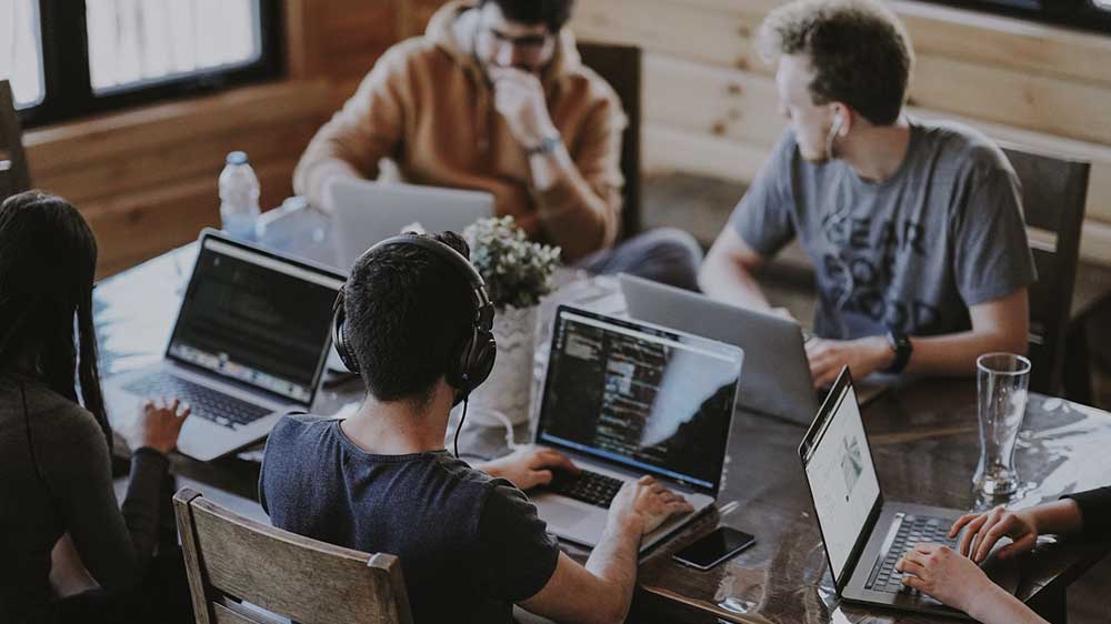 Kancelář s lidmi a Lenovo IdeaPad Slim 5 14Q8X9_02