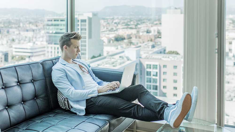 Muž pracující na Lenovo IdeaPad Slim 5 14Q8X9_04