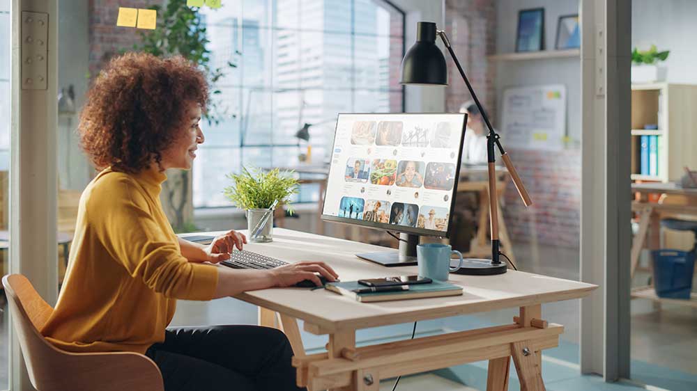 Žena u monitoru v kanceláři_02