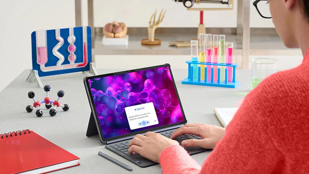 Osoba p&iacute;&scaron;&iacute;c&iacute; na kl&aacute;vesnici u tabletu Lenovo Idea Tab Pro_04
