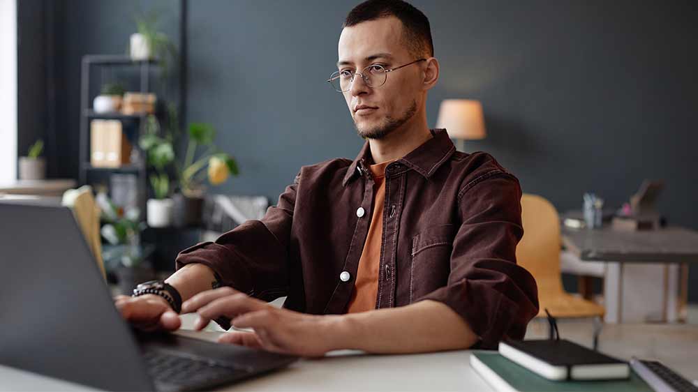 Muž pracující na notebooku_02