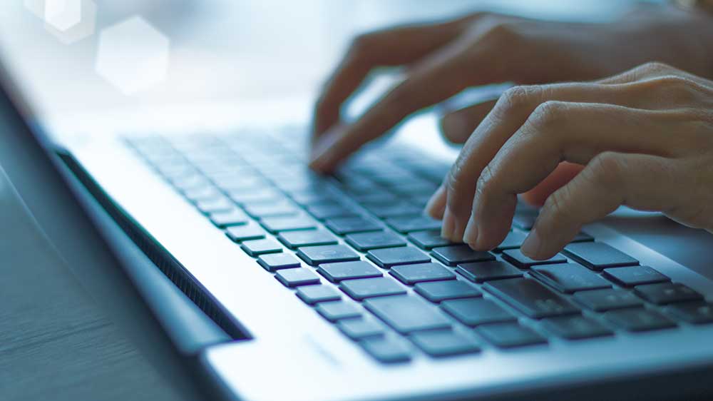 Žena pracuje na notebooku_04