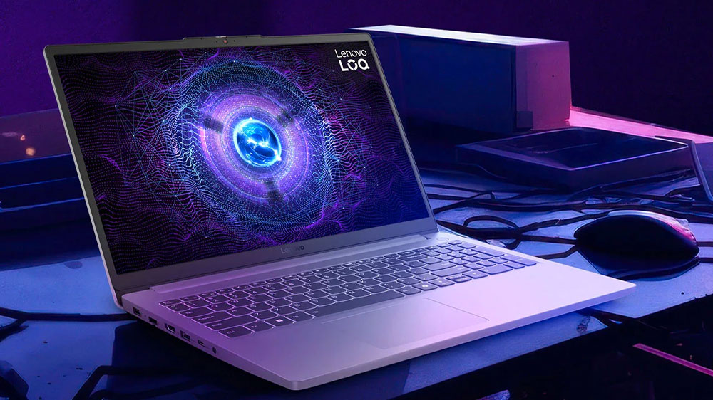 Notebook Lenovo LOQ 15IAX9E na stole_2