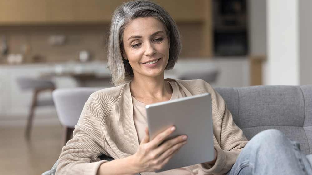 Žena pracuje na tabletu_03