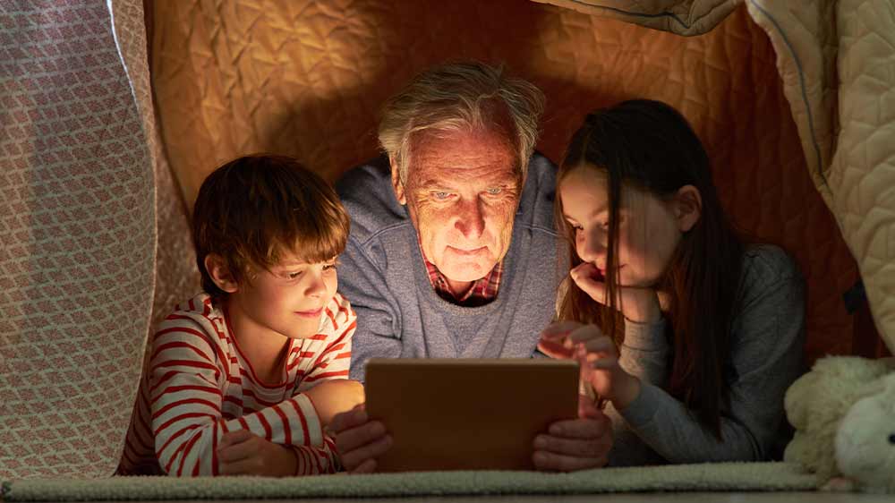 Dědeček a děti se dívají na tablet_05