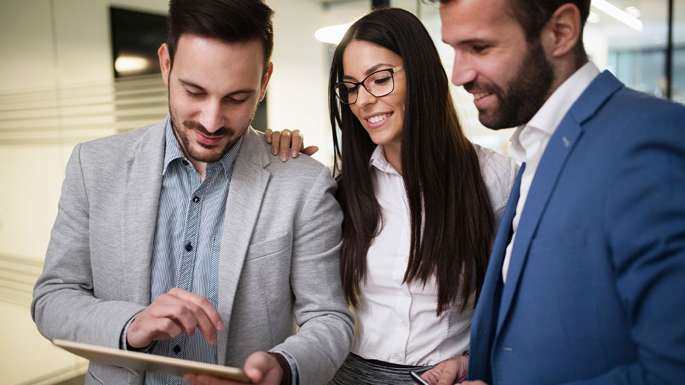 Tým kolegů pracuje na tabletu_03