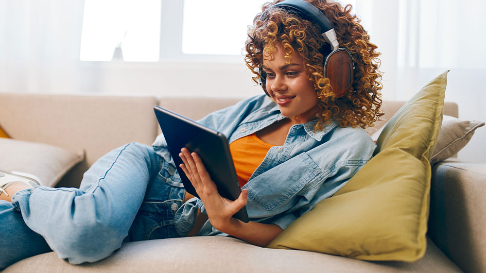 Žena poslouchá hudbu přes tablet_06
