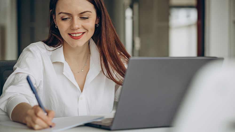 Žena v kanceláři pracuje na notebooku_02