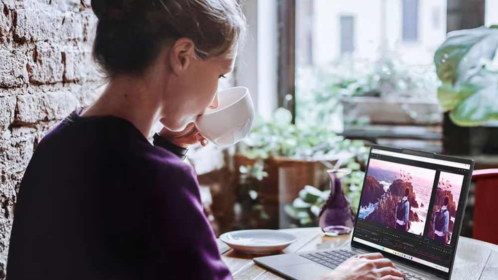 Žena upravuje fotky na notebooku_04