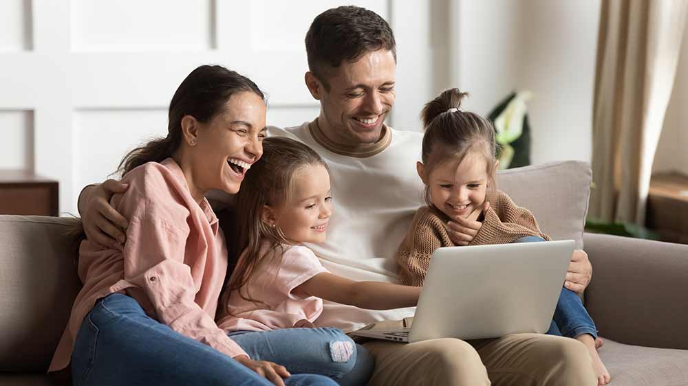 Rodina sleduje film na notebooku_05