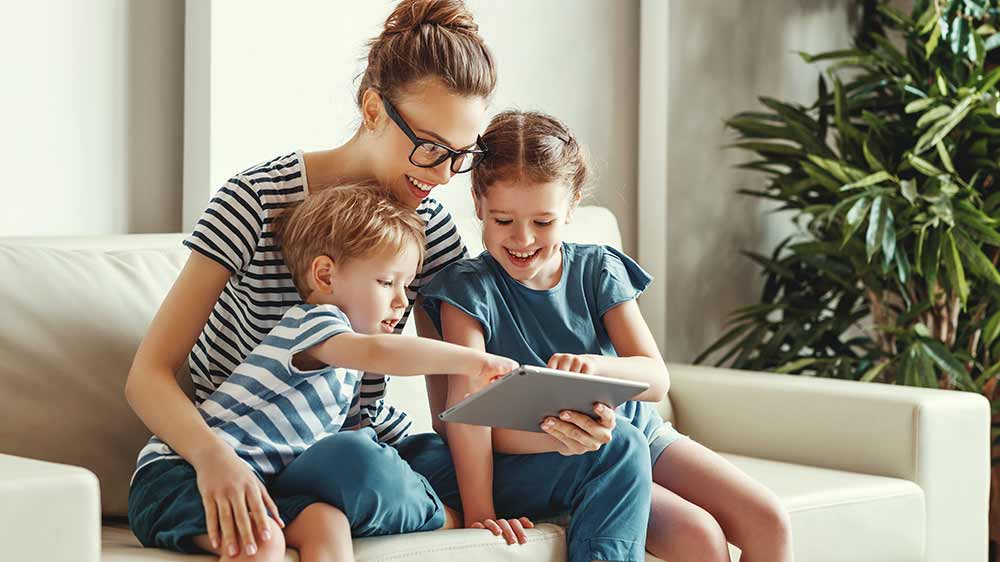 Děti s matkou hrající hry na tabletu 04