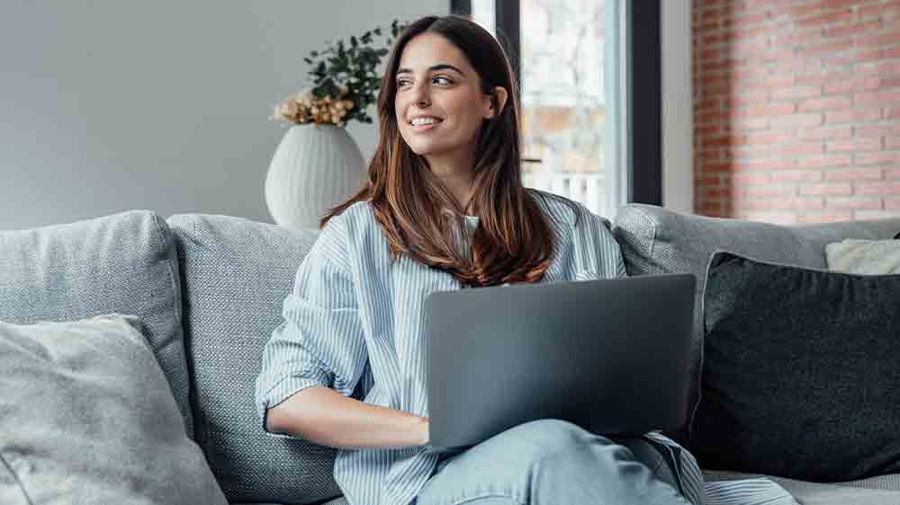Žena sedí na gauči a pracuje na notebooku_03