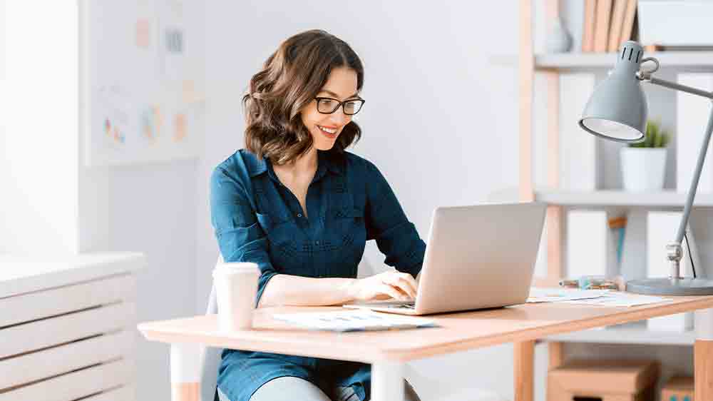 Mladá žena pracuje na notebooku_03