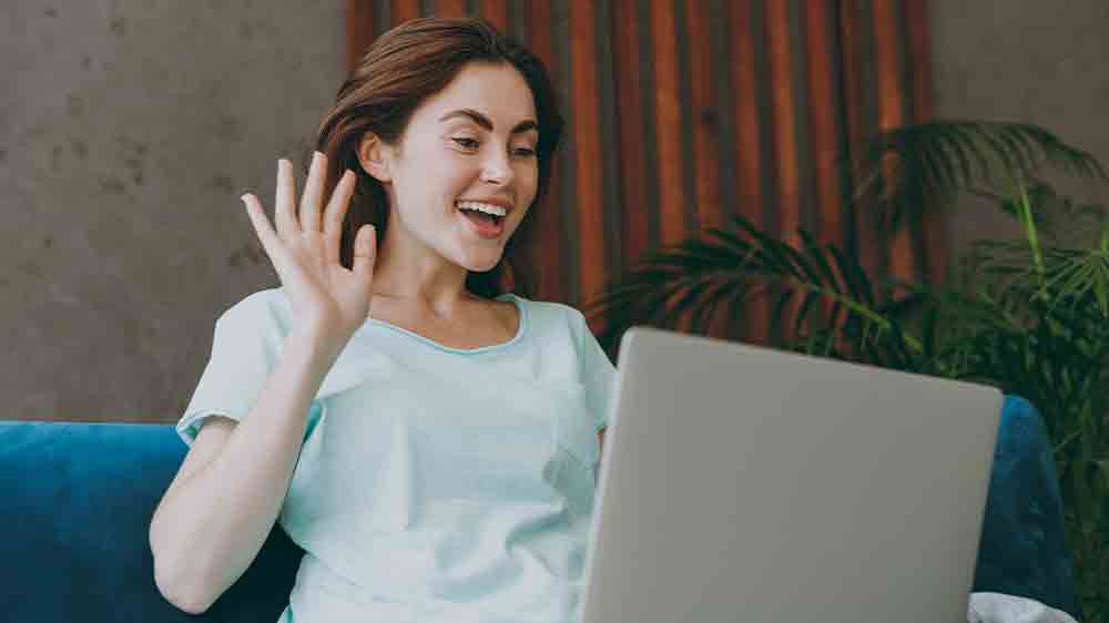 Žena na viceocallu ze svého notebooku_05