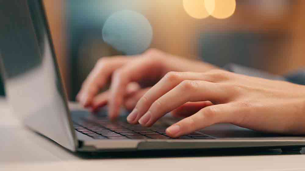 Člověk píšící na notebooku_04