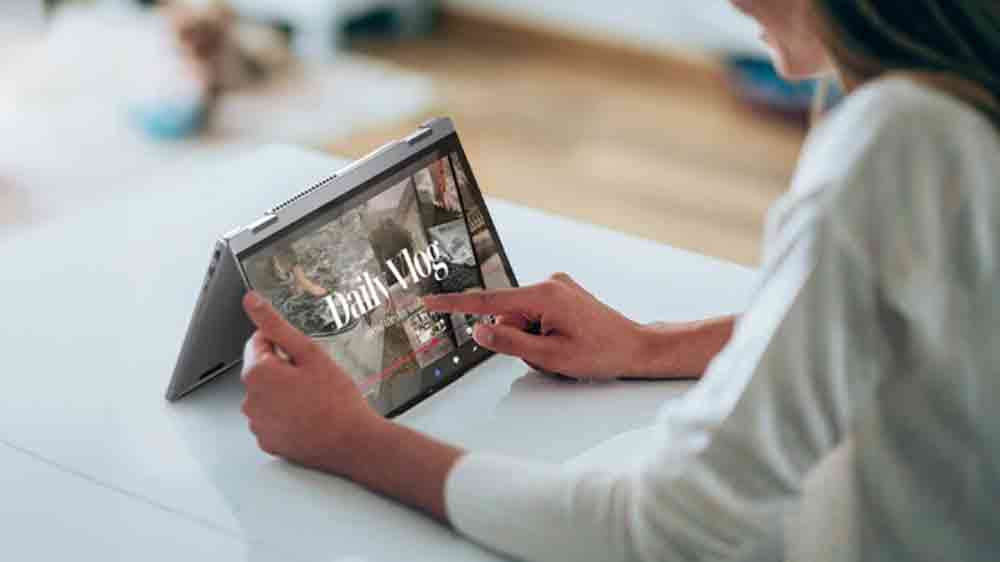 Žena dívající se na video na notebooku Lenovo IdeaPad Flex s otočenou obrazovkou_04