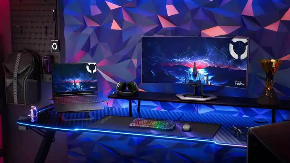 Herný notebook Lenovo Legion Pro 7 na hernom stole_05