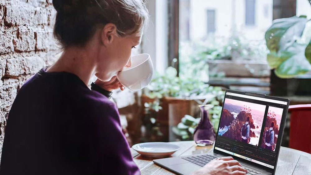 Žena pracujúca na notebooku IdeaPad Slim 5_03
