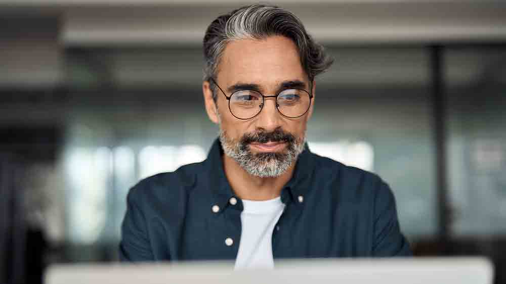 Muž pracuje na notebooku_02