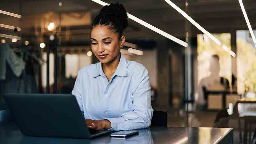 Žena pracuje na notebooku_02