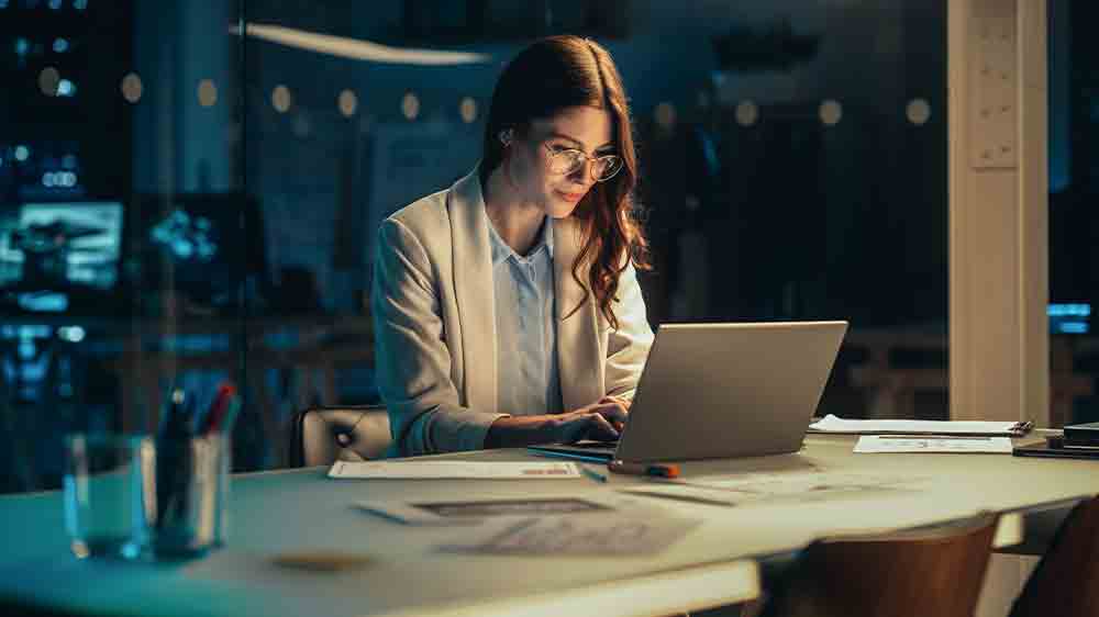 Žena pracuje na notebooku_03