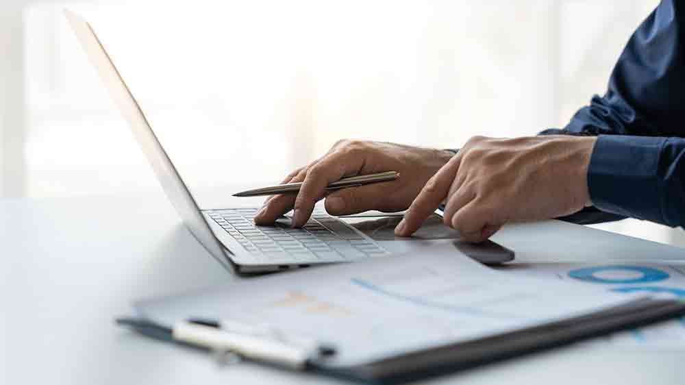 Mužské ruce na notebookové klávesnici_02