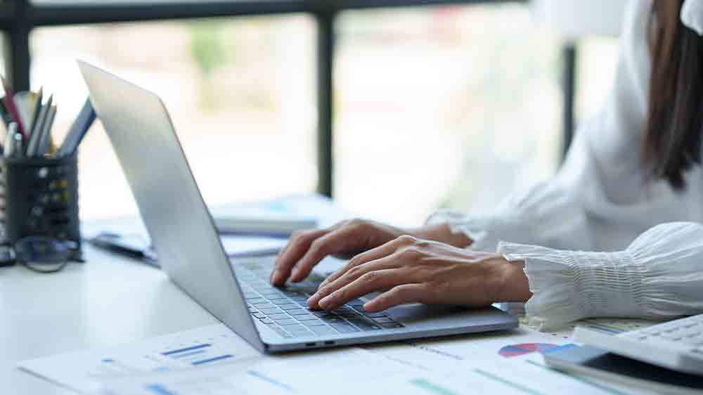 Dámské ruce na klávesnici notebooku_02
