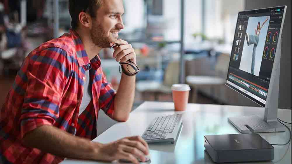 Muž u stolu s monitorem, klávesnicí a Lenovo IdeaCentre 01IRH10R_02