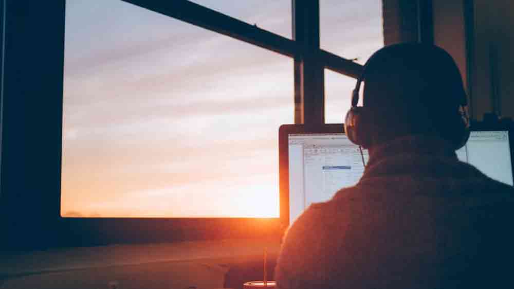 Muž se sluchátky u počítače_04