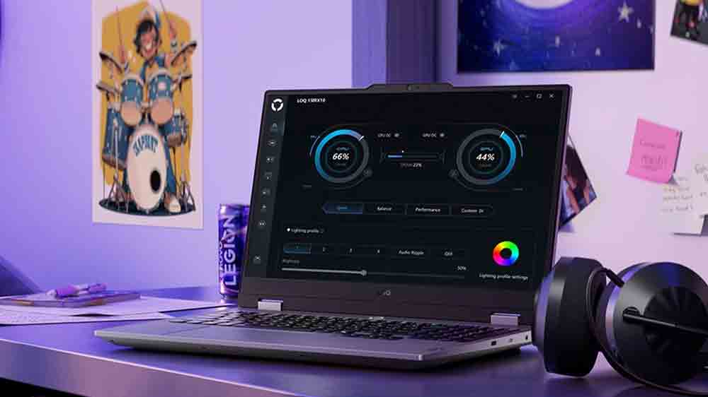 Polepená stěna se stolem s Lenovo LOQ 15IRX10_04
