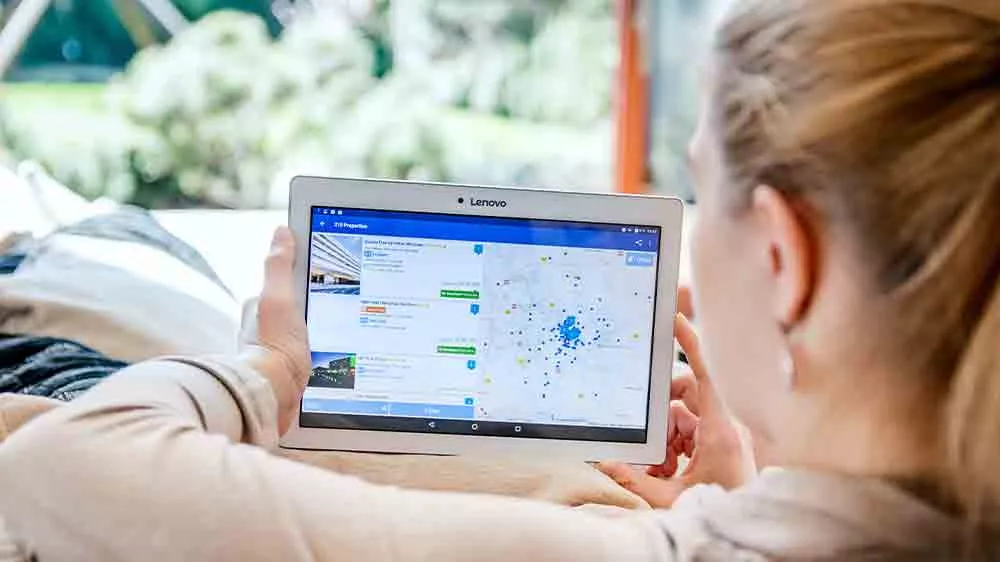 Žena držící v rukou zapnutý tablet Lenovo _02