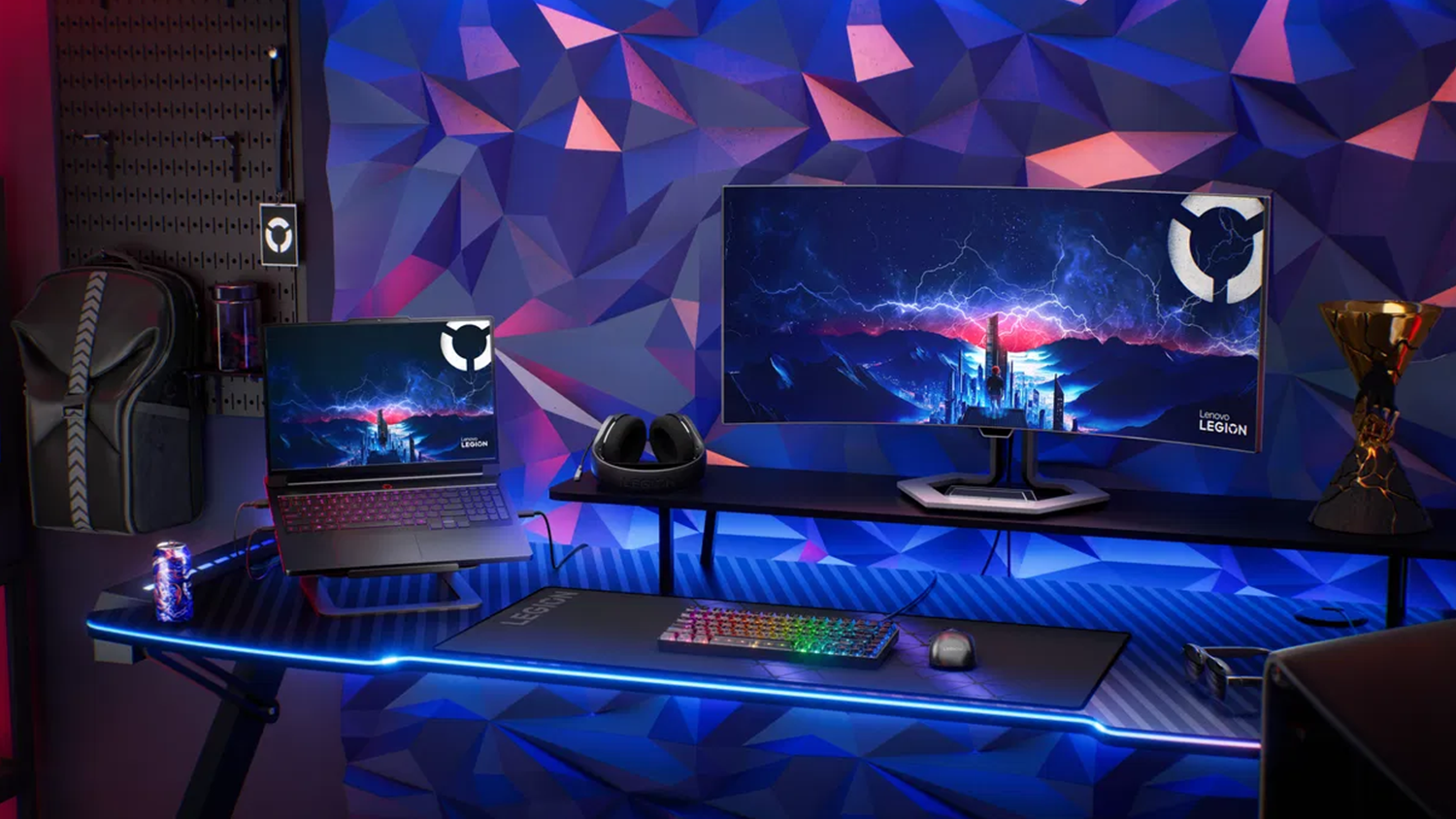 Hern&yacute; notebook Lenovo Legion 5 na hernom stole