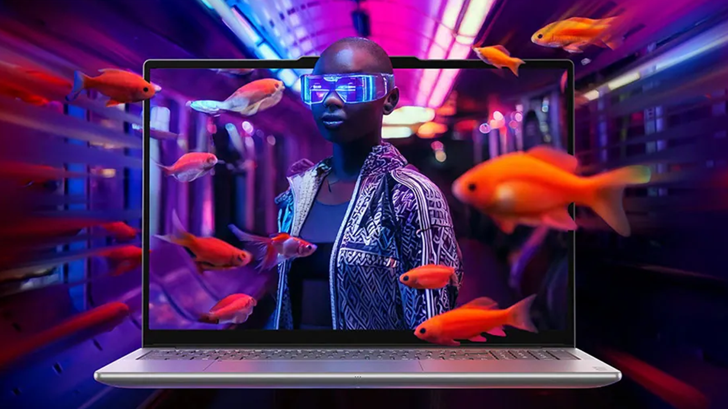 Notebook Lenovo Yoga Pro 9 s grafikou ženy a rybiček vystupujících z obrazovky