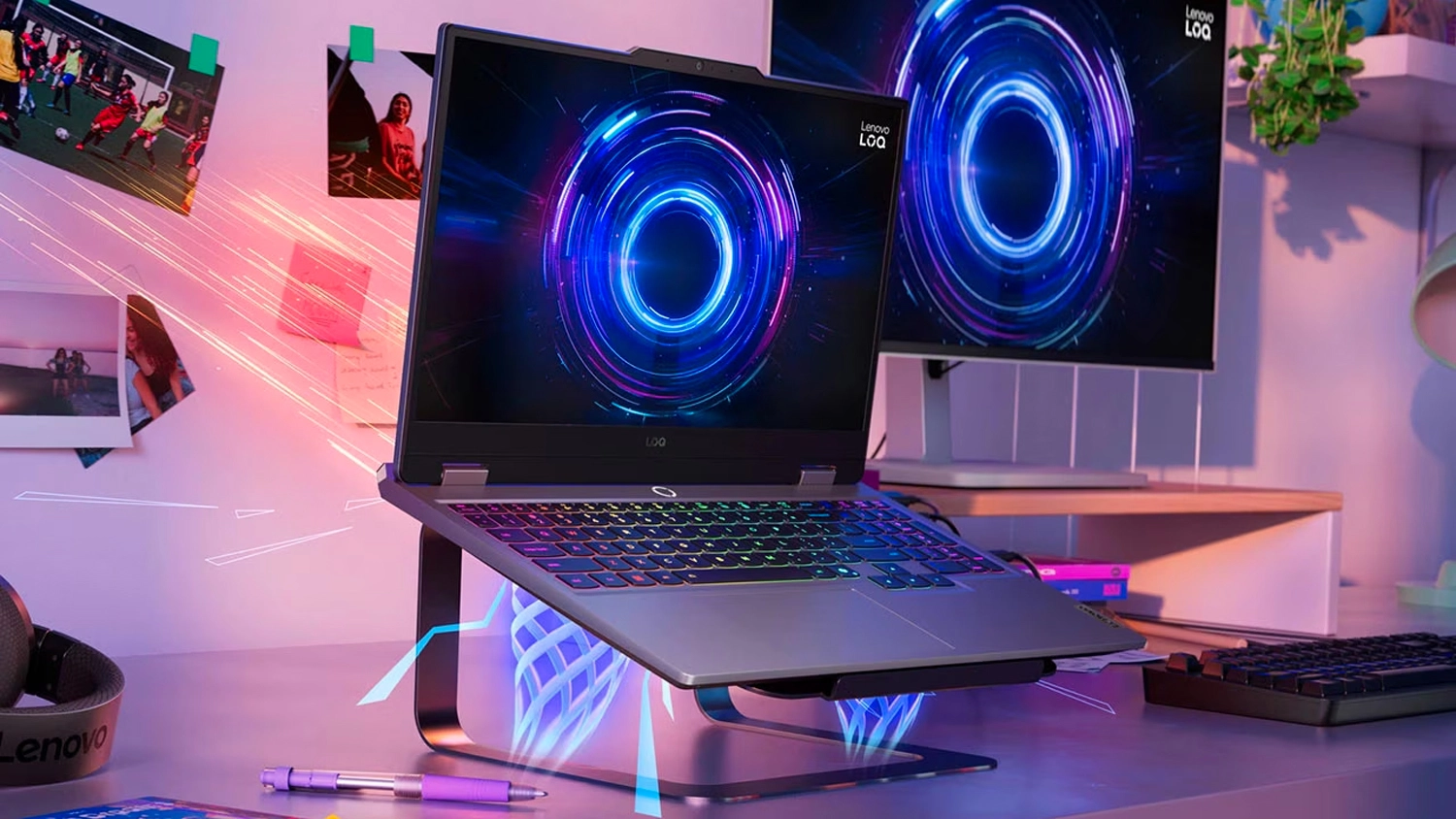 Lenovo LOQ 15IRX10 na stole s monitorom