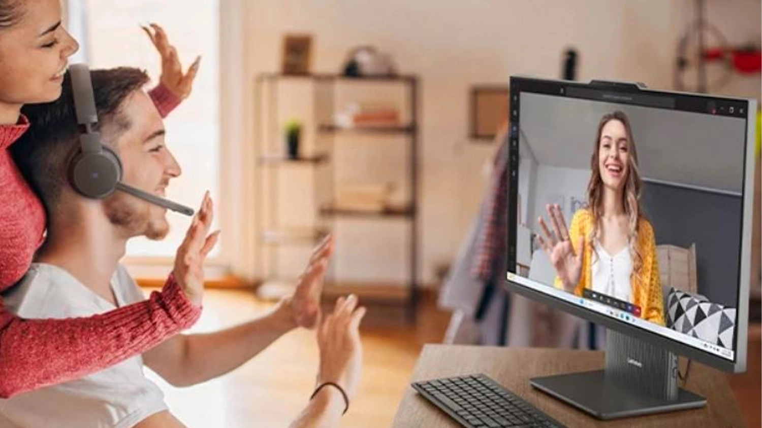 Pár na videohovoru na počítači Lenovo IdeaCentre 27AKP10_05