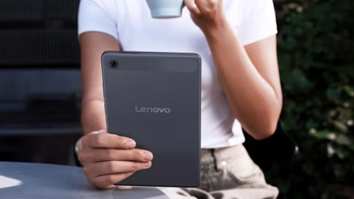 Muž kouká do tabletu Lenovo_03