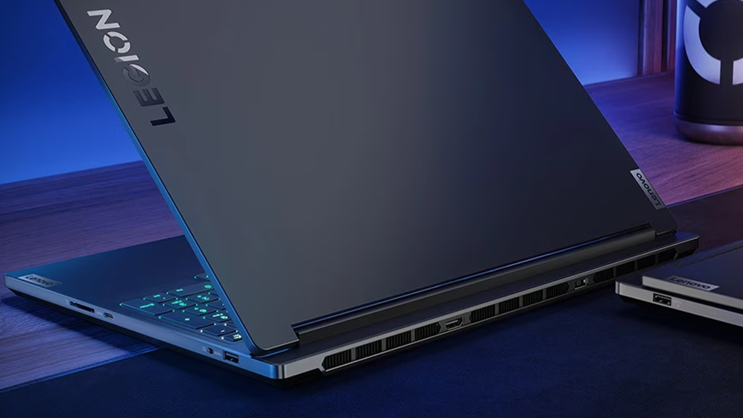 Lenovo Legion PRO 7 přivřený na stole